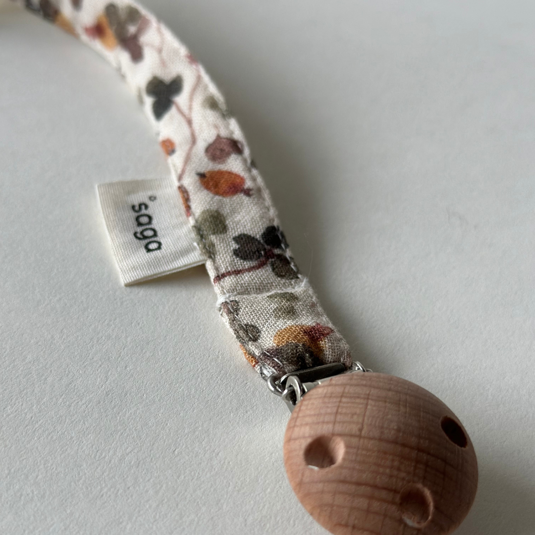 Schnullerclip mit Hagebutten-Motiv aus Bio-Baumwolle und Silikonring: 6 Stck. / 2 x 17 cm Saga Copenhagen      NATURKINDCHEN