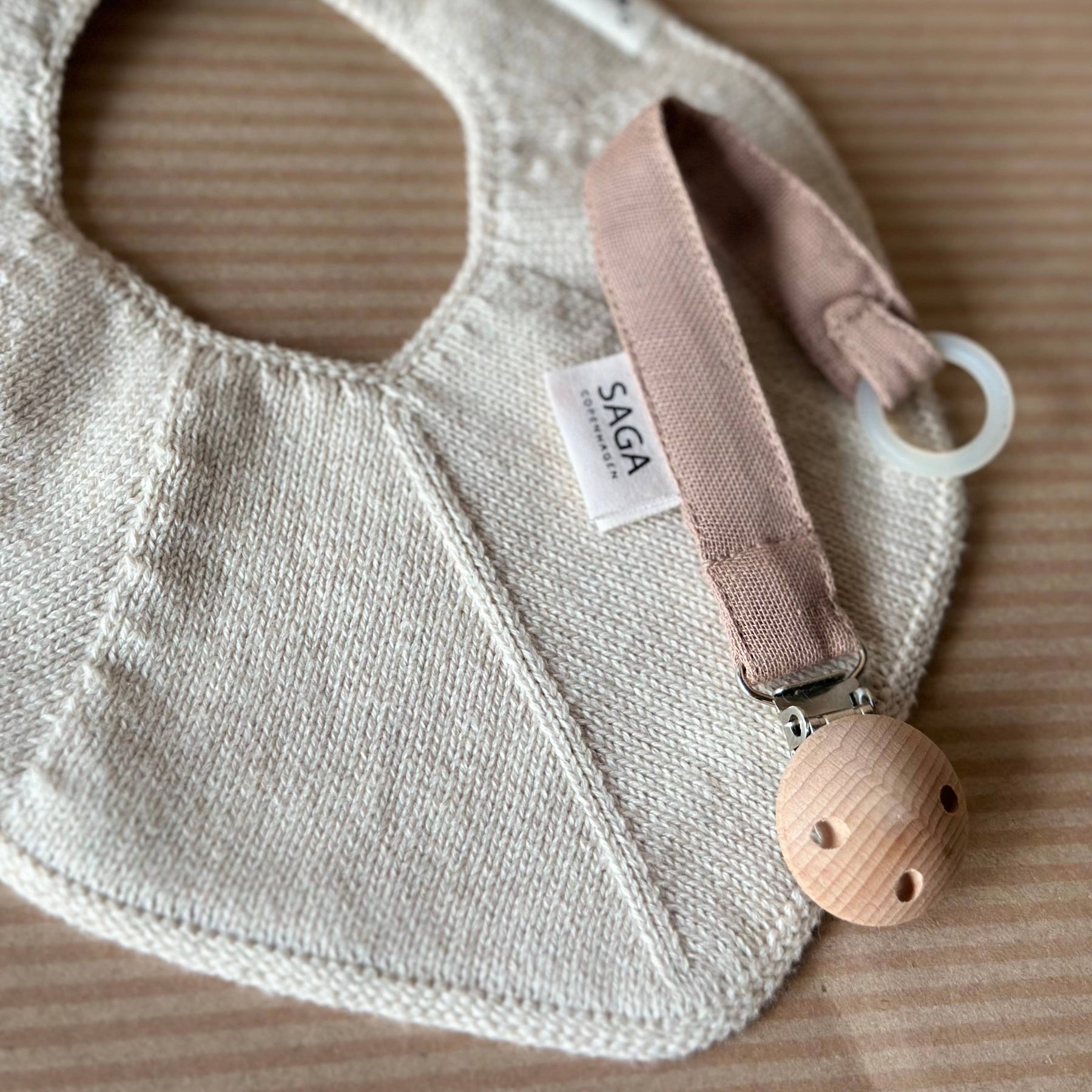 Schnullerclip - Latté - Bio-Baumwolle - Silikonring: 2 x 17 cm Saga Copenhagen      NATURKINDCHEN