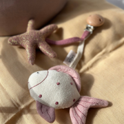 Kinderwagen-Spielzeug - Pearl Blush - Bio-Baumwolle - Einfach anzuklicken: 3-teilig Saga Copenhagen      NATURKINDCHEN