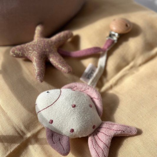 Kinderwagen-Spielzeug - Pearl Blush - Bio-Baumwolle - Einfach anzuklicken: 3-teilig Saga Copenhagen      NATURKINDCHEN