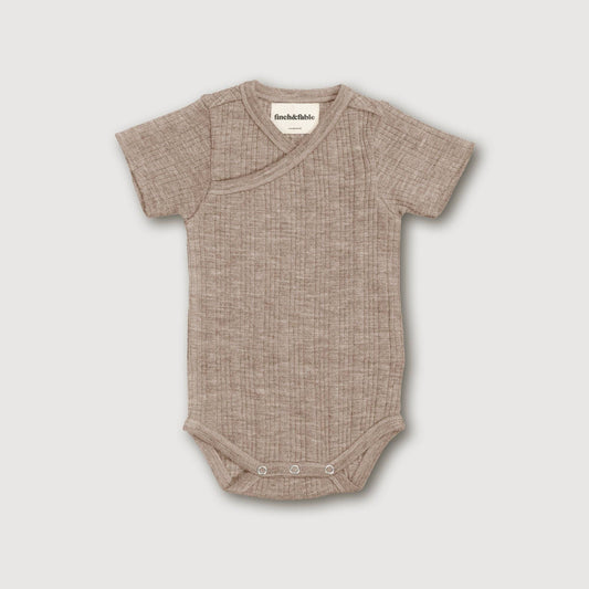S/S Body aus Wollripp - Sand: 18-24 Monate Finch & Fable      NATURKINDCHEN