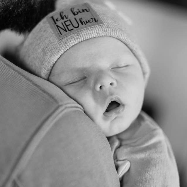 NEWBORN Mütze mit Spruch aus einfarbigem Rippjersey: Taupe / 3-12 Monate (38-41cm) / Ich bin neu hier Fräulein Muh      NATURKINDCHEN