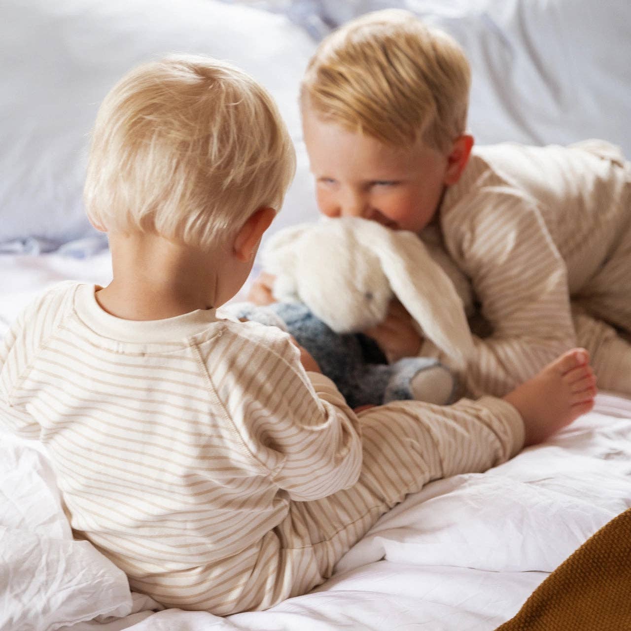 Pyjama mit 2‑Wege‑Reißverschluss Bambu Classic Weiß/Beige: 62/68 Geggamoja      NATURKINDCHEN