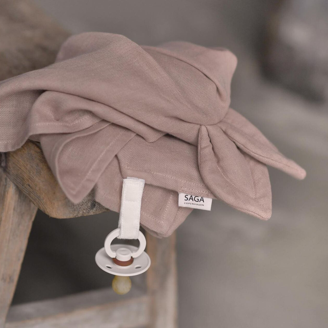 Cuddle Tuch aus Bio-Baumwolle in Mauve mit Schnullerband: 6 Stck. Saga Copenhagen      NATURKINDCHEN